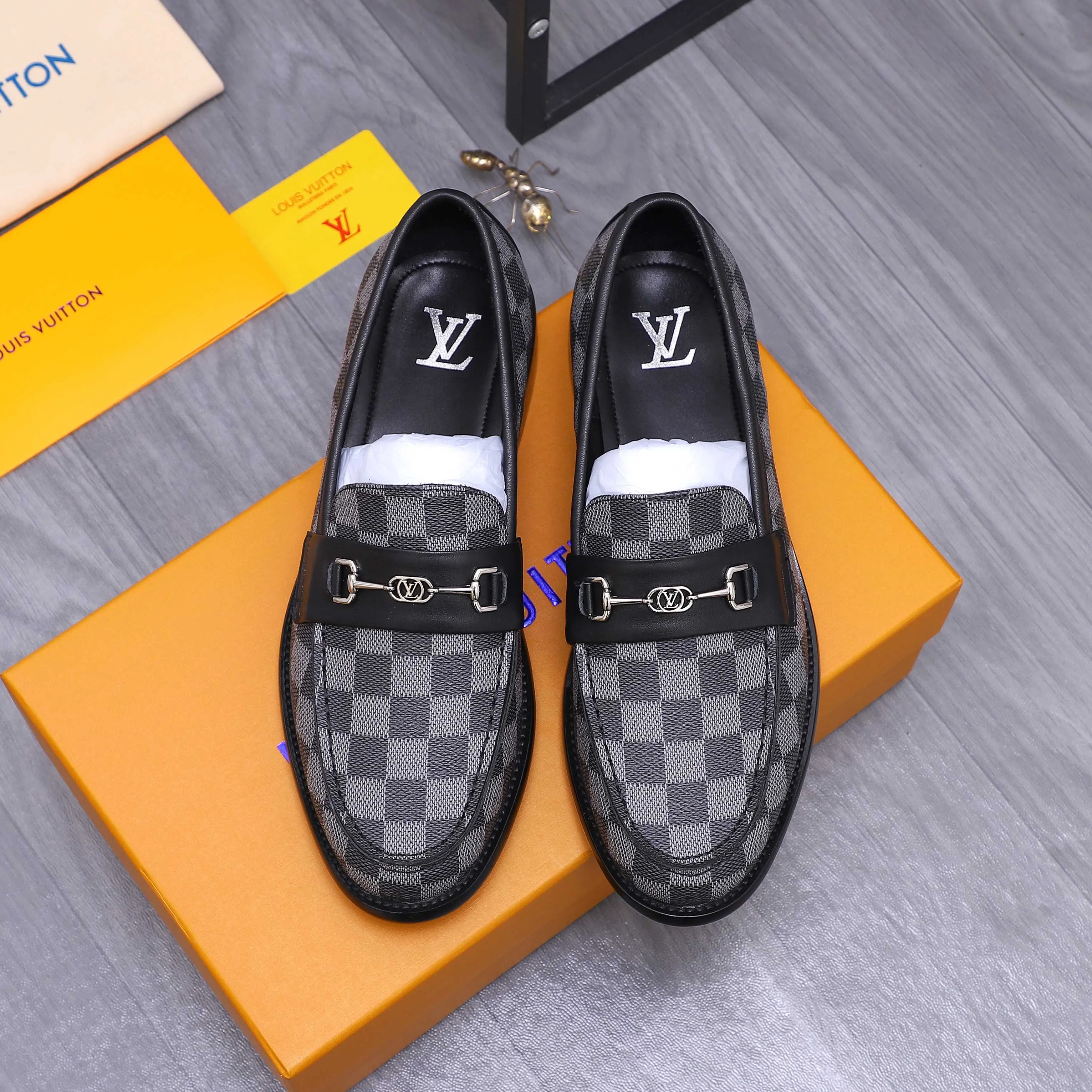 Men's shoes 💰660 Product trademark: LV [Louis Vuitton] business casual slip-on leather shoes, regular size. Size: 39-44 (38.45 custom-made, non-returnable) Product materials: Selected classic plaid upper, cowhide lining, original outsole
